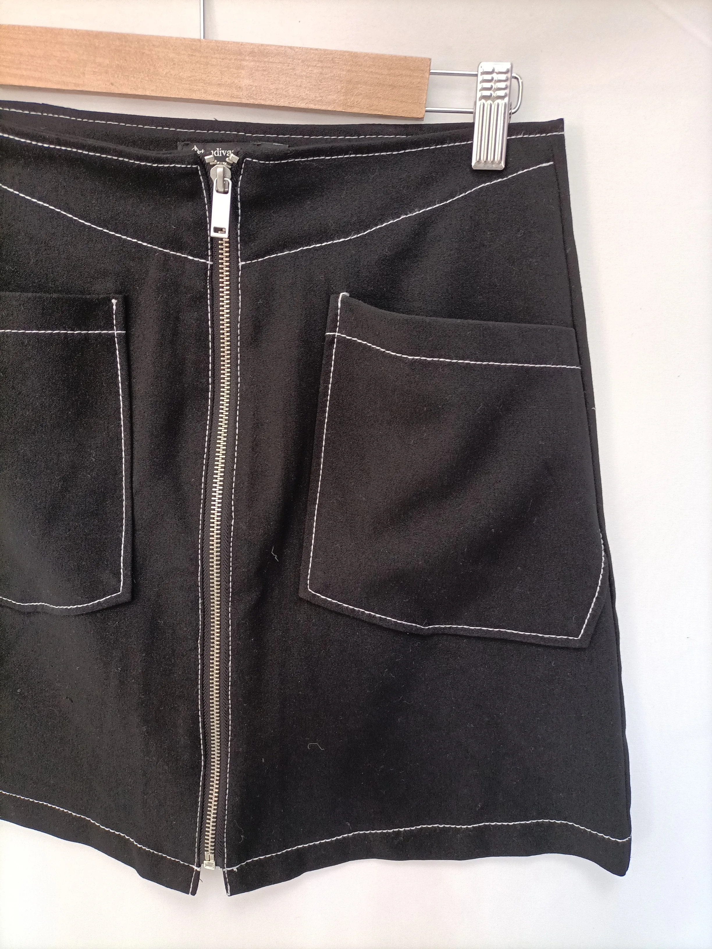 STRADIVARIUS. Falda negra costuras T. 36