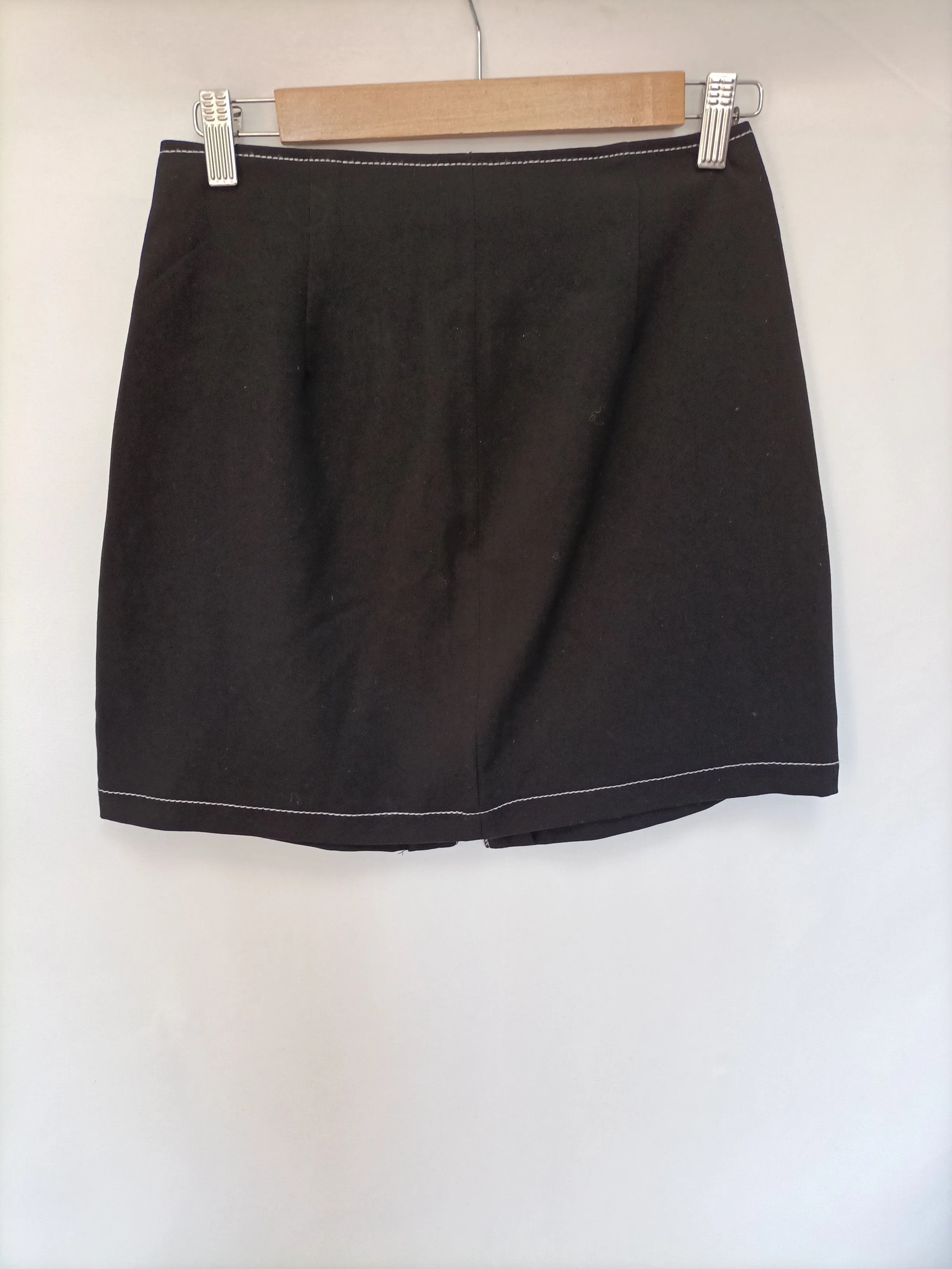 STRADIVARIUS. Falda negra costuras T. 36